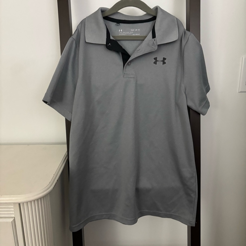 Boys Under Armour HeatGear top. Loose fit. Grey. Size kids Large.
Athletic